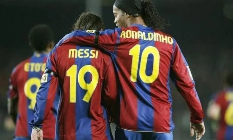 Nên hay không nên việc Messi bỏ tiền cứu Ronaldinho?