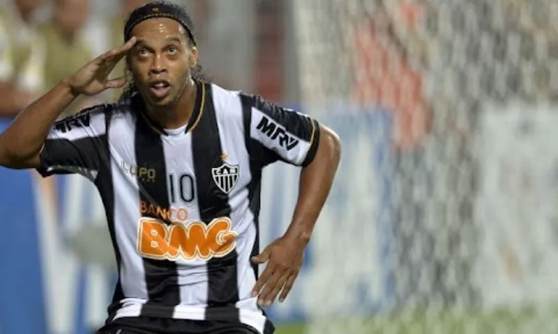 Ronaldinho 2001 : Người mang đến niềm vui và sự phấn khích