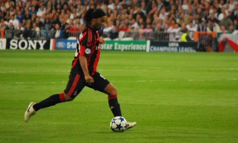 Cách Ronaldinho tận dụng chiều cao làm lợi thế?