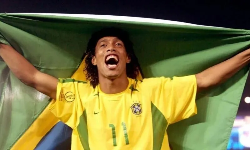 Ronaldinho có đá cho Real Madrid không?