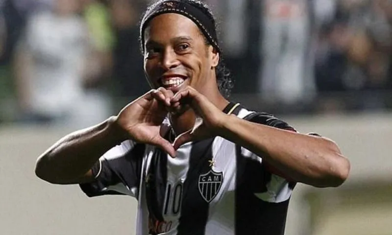 Tại sao Ronaldinho không đá cho Real Madrid?