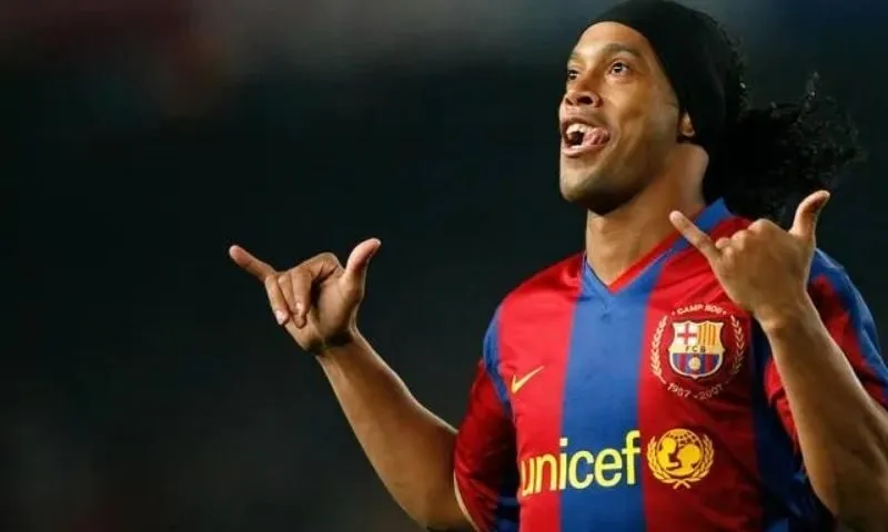 Những bài học cho các cầu thủ trẻ từ việc Ronaldinho đi tù 