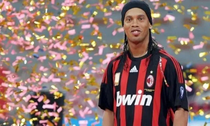 Tại sao Ronaldinho quyết định gia nhập Milan?