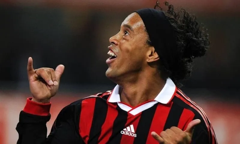 Sự nghiệp và thành tích nổi bật của Ronaldinho Milan 