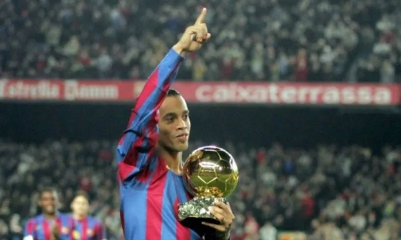 Vì sao Barcelona để Ronaldinho ra đi?