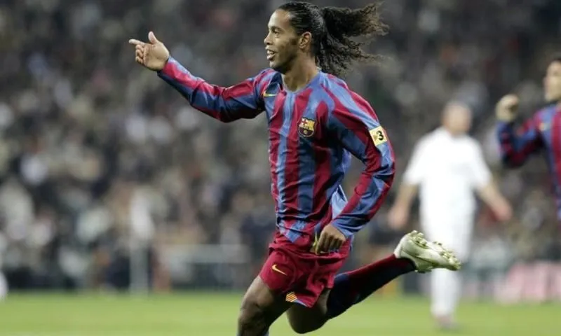 Ronaldinho bắt đầu đá bóng khi nào?